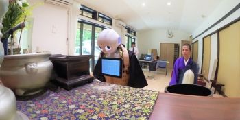 S-a ajuns și la asta: robot-călugăr care oficiază slujbe de . Foto: b1.ro