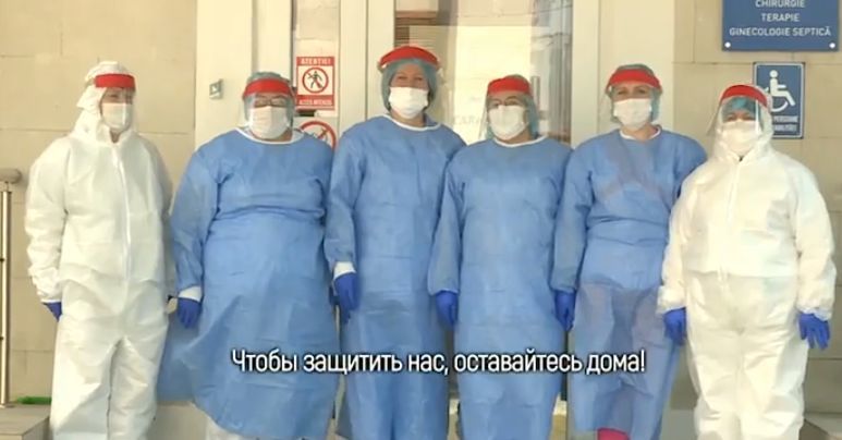 Многие врачи, которые лечат пациентов с COVID-19, переехали в больницу.