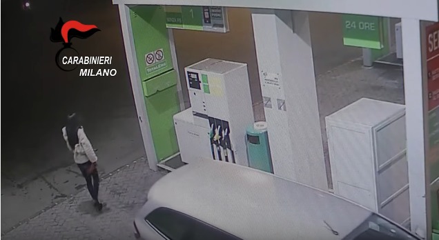 Обычно мужчина останавливался на заправках, а его жена ждала клиентов на трассе.
