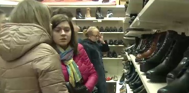 Люди воспользовались выходными, чтобы отправиться за покупками.