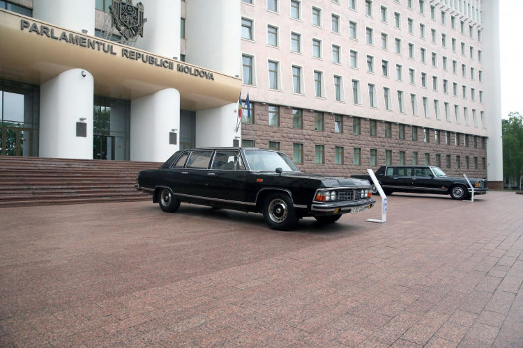 Малышей прокатят на служебных машинах Снегура и Лучинского в День защиты детей.