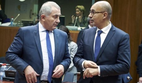 Министр иностранных дел Румынии Лазар Команеску и государственный секретарь по европейским делам при МИД Франции Арлем Дезир.