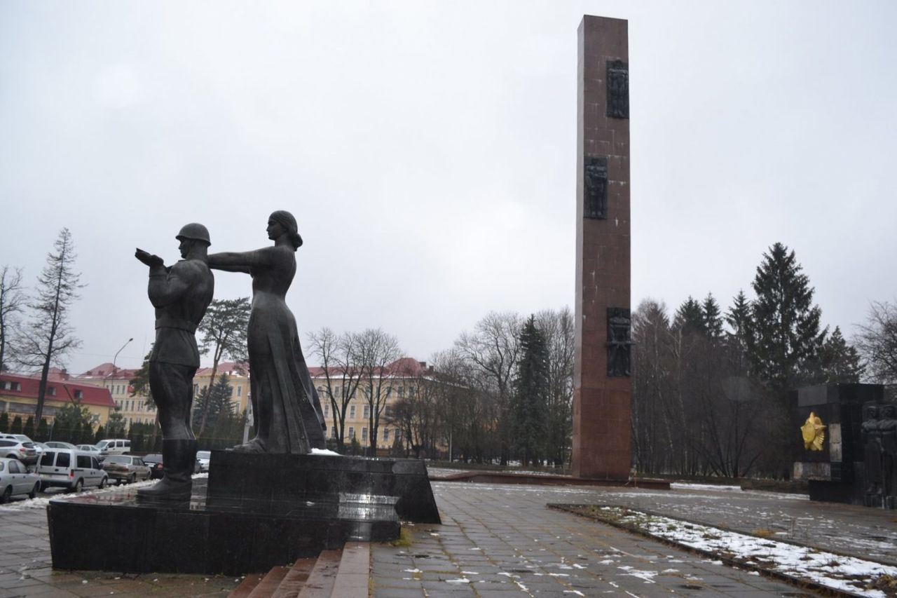 Во Львове второй день не могут снести Монумент славы.