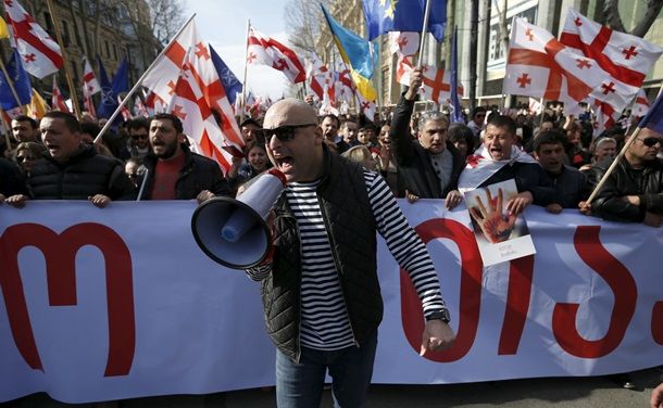 В Тбилиси началось шествие сторонников Саакашвили.