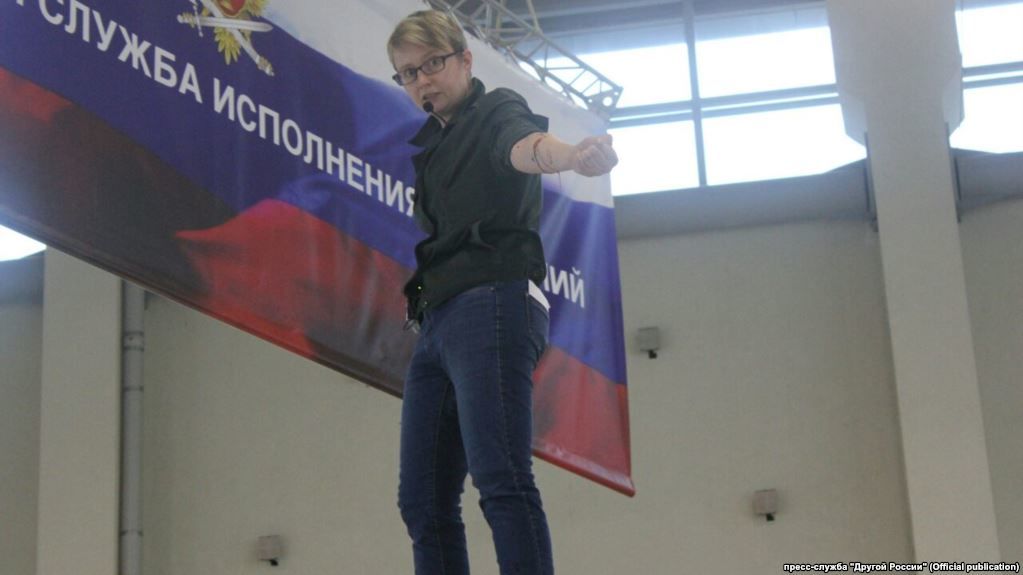 Активистка «Другой России» вскрыла вены на выставке полицейской техники.