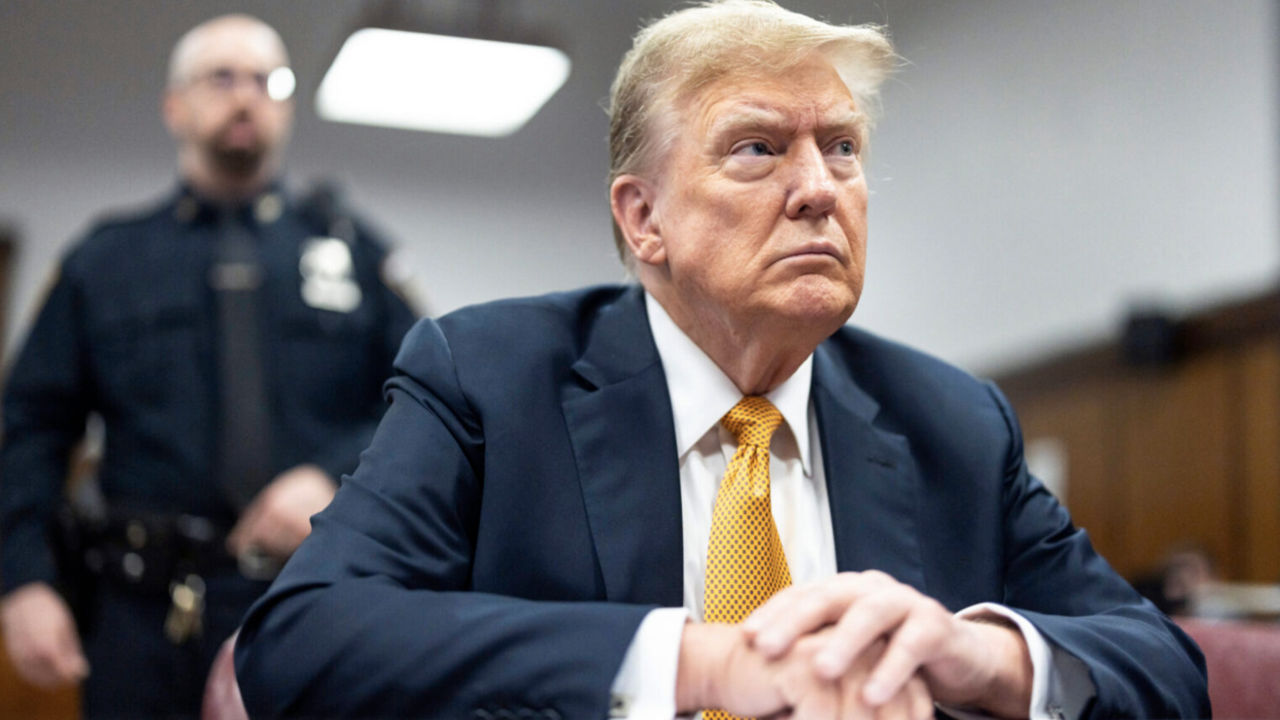 Трамп пригрозил направить агентов ICE в аэропорты США.