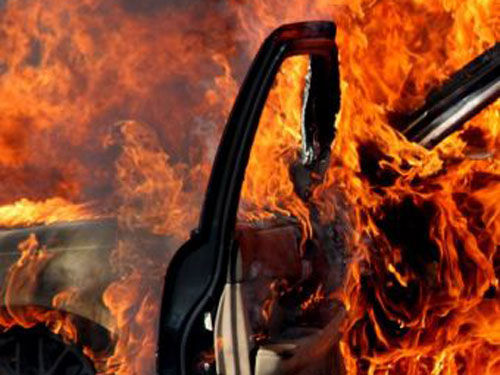 Patru maşini au fost distruse de un incendiu generat de o ţigară. Foto: oltenitainfo.ro