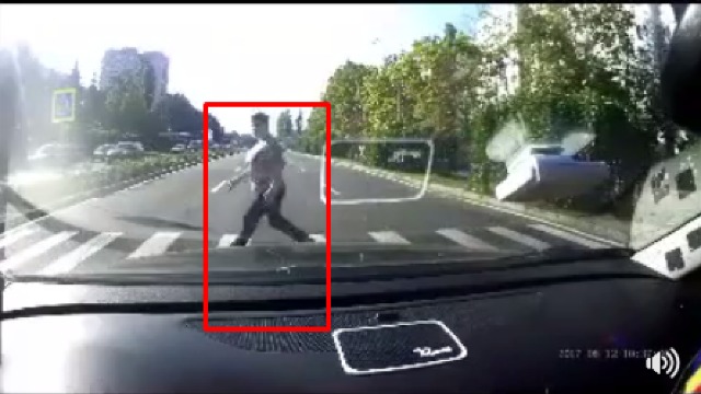 La un pas de tragedie! Fimată cum cât pe ce să fie spulberată de o mașină. Foto: bani.md