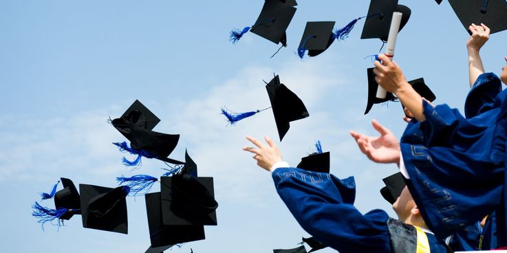 Studiu: Tot mai mulți părinți cred că diplomele nu mai au valoare