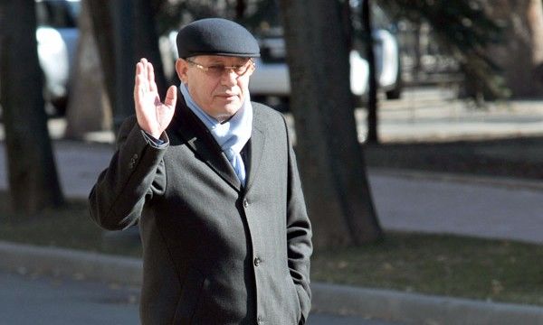 Liberalii cer suspendarea decretului astfel ca instituțiile statului să nu trebuiască să înceapă procedurile necesare.