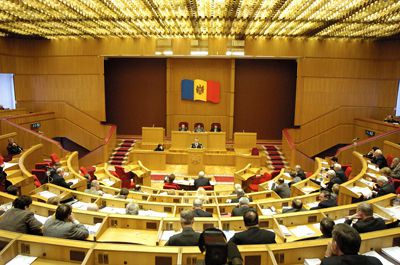 Два раза в год рабочая группа будет отчитываться в парламенте о своей деятельности.