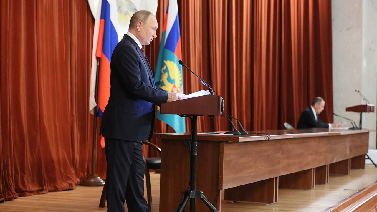 Путин заявил о пересечении бомбардировщиками НАТО "красных линий".