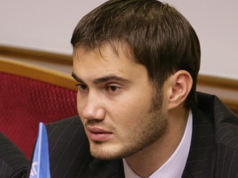 По словам Виктора Януковича-младшего, «остались еще в ПР люди, которые заслуживают глубокого уважения, просто их голосов не слышно за общим воем шакалов».