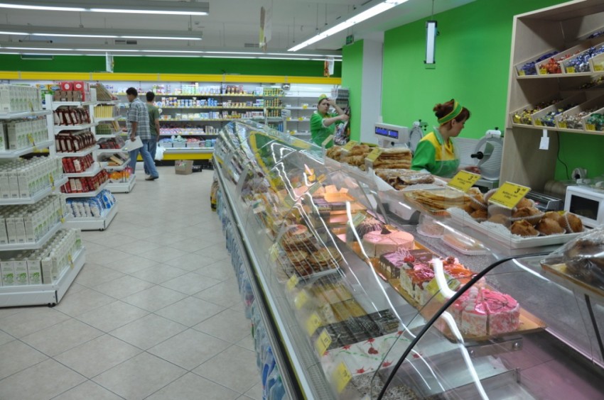 Marfa expirată era comercializată în secția de produse culinare: salate, prăjituri, plăcinte, turte dulci și foi de clătite.