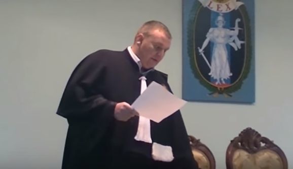 В 2008 году пятеро мужчин проникли в дом в городе Стрэшень, напали на владельцев и украли ценности.