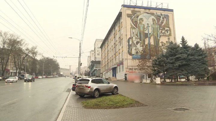 Начался снос дома на бульваре Константина Негруцци.