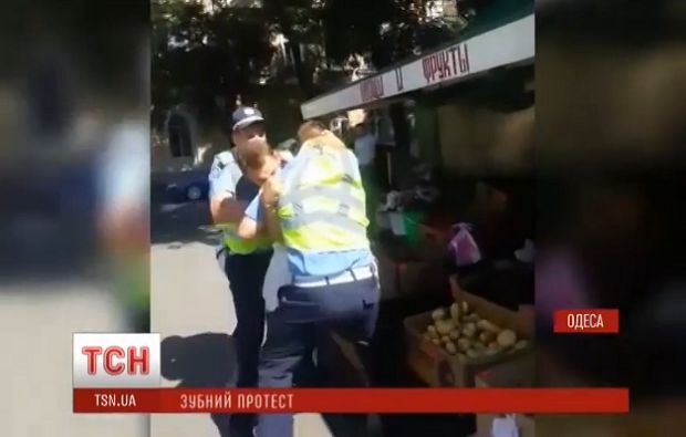 Инспекторы догнали беглеца и попытались его задержать