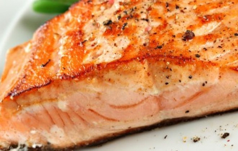 Omega-3 este un acid gras conţinut mai ales de carnea anumitor specii de peşti, precum somonul, relatează AFP.