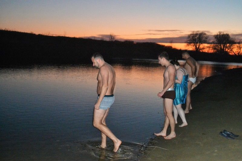 La scăldat și iarna. Tinerii din Ungheni, în apa rece . Foto: expresul.md