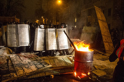 38 процентов опрошенных выразили мнение, что власть и руководство страны должны прийти к компромиссу, 22 процента считают, что оппозиция должна прийти к власти. Фото: Владимир Шуваев / AFP
