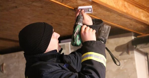 В домах малообеспеченных семей власти установят детекторы дыма.