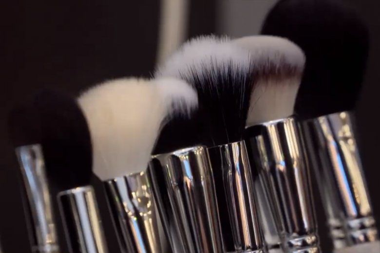 Firele de păr natural sunt un mediu bun pentru dezvoltarea microbilor şi a bacteriilor.