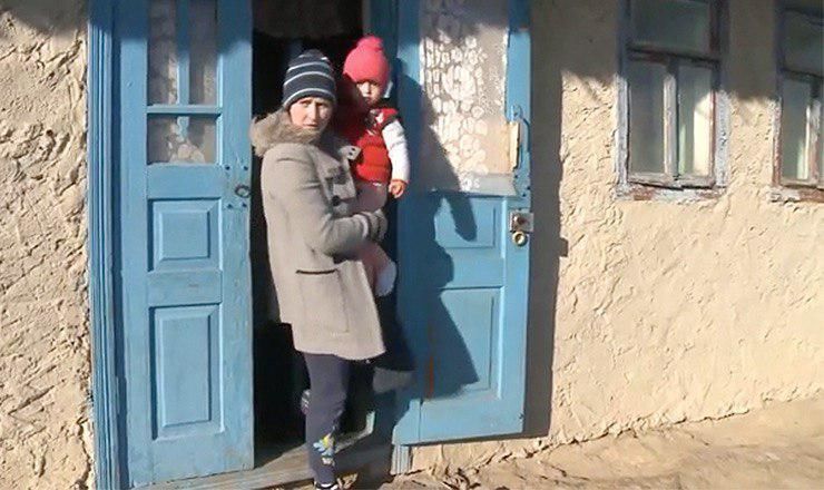 В Новоаненском районе мать и двое детей замерзают в холодном доме.