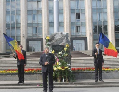 La rîndul lor, persoanele prezente la eveniment au declarat că susţin iniţiativa de a declara 16 mai zi de doliu naţional