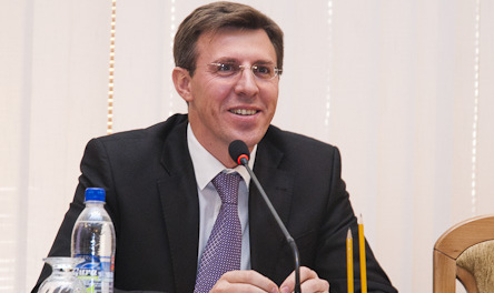 Această declaraţie l-a amuzat însă pe Chirtoacă, care a început să rîdă. 