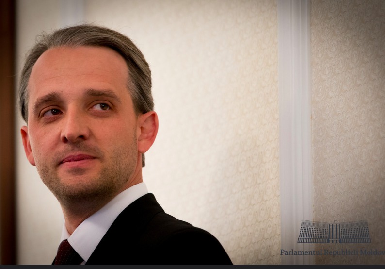 Președintele interimar l-a prezentat pe Eugen Sturza efectivului militar pe noul ministru al Apărării.