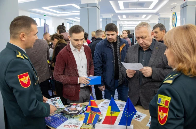 Около 500 человек приняли участие в организованной правительством Ярмарке вакансий.