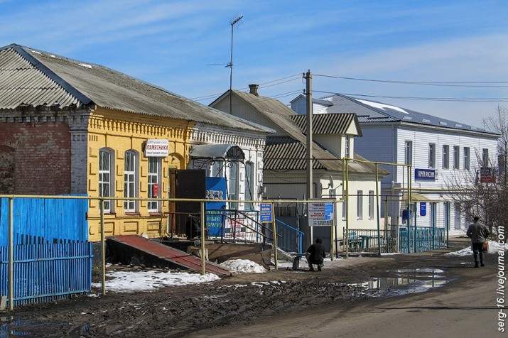 Мигранты трудятся на местном овощесушильном заводе.