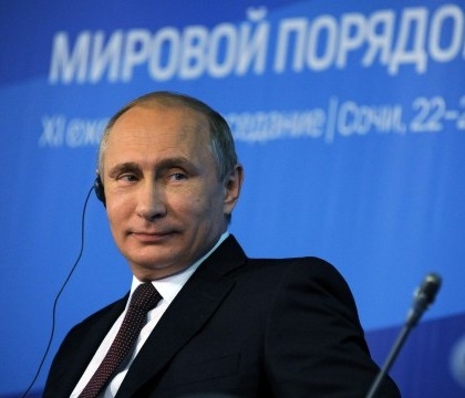 "Daca dati asta jos sunteti sexisti. Am dreptul de a arata ca am un corp mai frumos decat Putin", a scris Chelsea, dupa ce a urcat poza si pe Twitter.