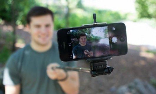 Un tânăr originar din Republica Moldova, care a încercat să fure un băț telescopic folosit pentru pozele selfie. Foto: teamdeals.ro