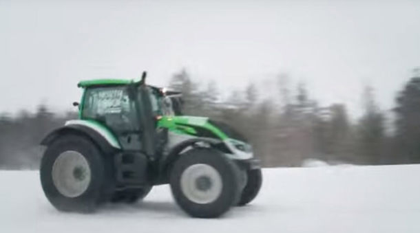 Un nou record pentru cel mai rapid tractor din lume. 