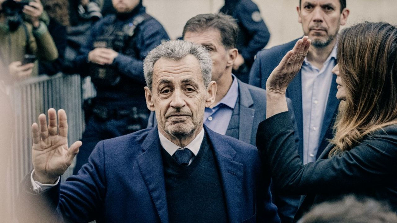 Во Франции задержали трех человек за угрозы заключенному экс-президенту Саркози.