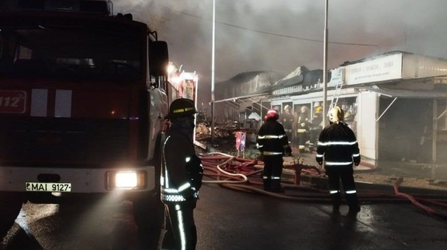 Семь часов тушили пожар у Центрального рынка.