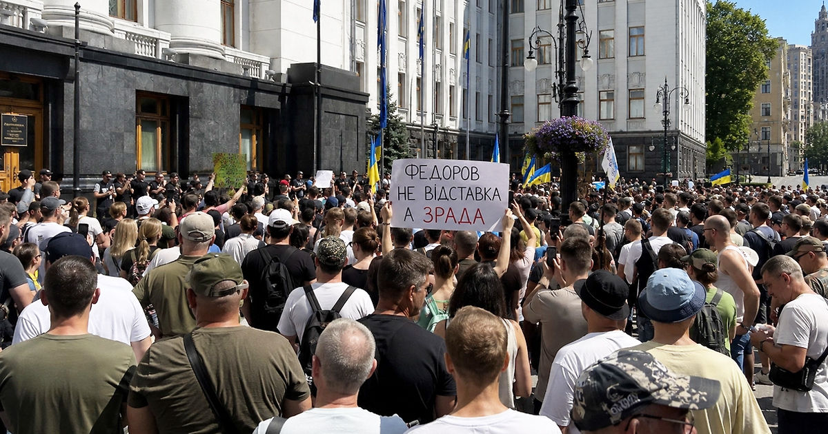 По всей Украине начались акции против отставки министра обороны Михаила Федорова.