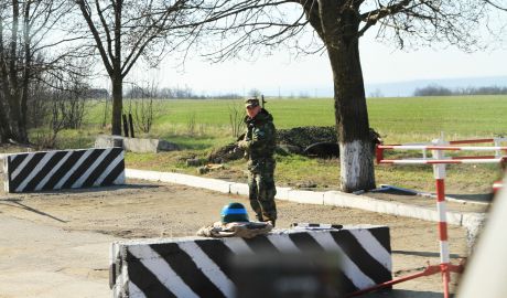 Два приднестровских поста милиции регистрируют все автомобили, направляющиеся из Коржово в Кочиеры.