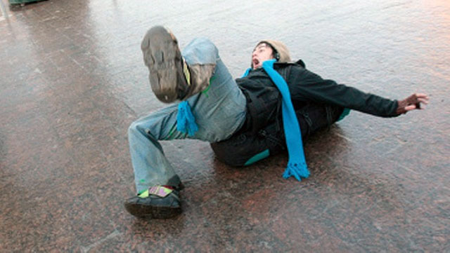 Гололед опасен для пешеходов и водителей. Фото:minsknews.by