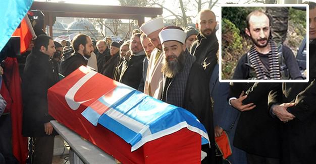 Предполагаемый убийца одного из пилотов сбитого Су-24 Альпарслан Челик появился на похоронах в Стамбуле. Фото: hurriyetdailynews.com