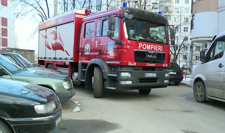 На Чеканах доступ во дворы для спецтранспорта заблокирован бетонными блоками.