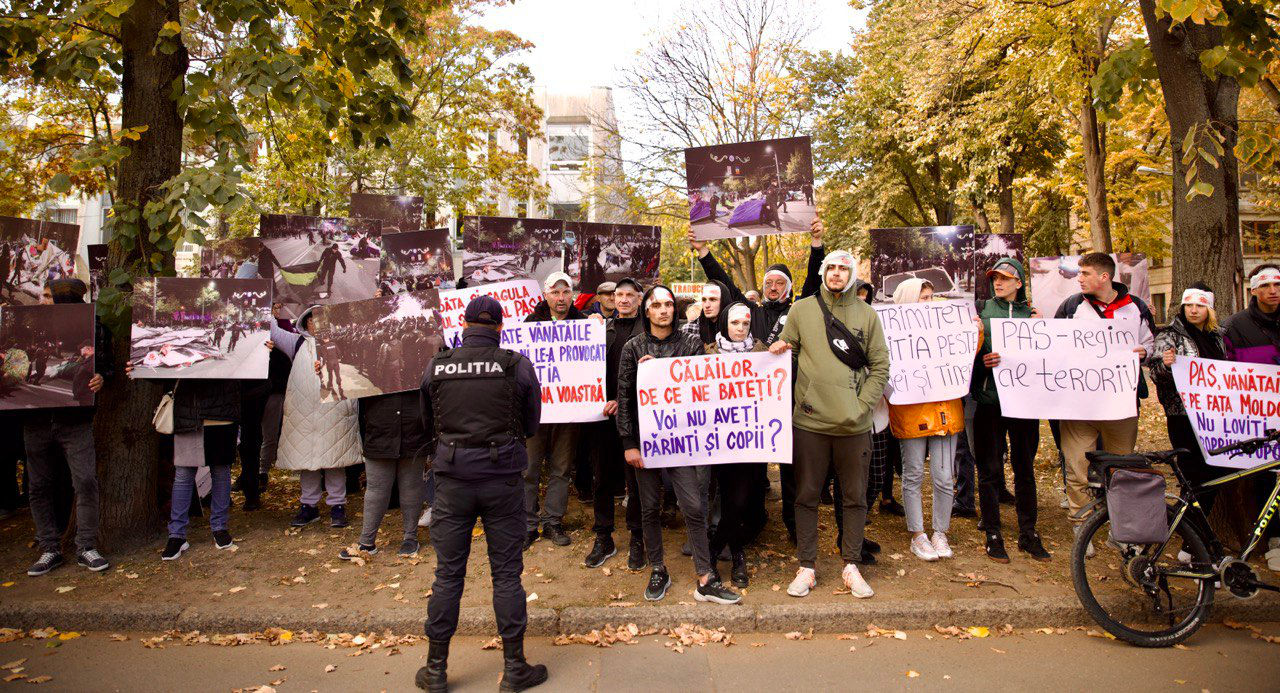 Сторонники партии "Шор" протестовали у здания парламента.
