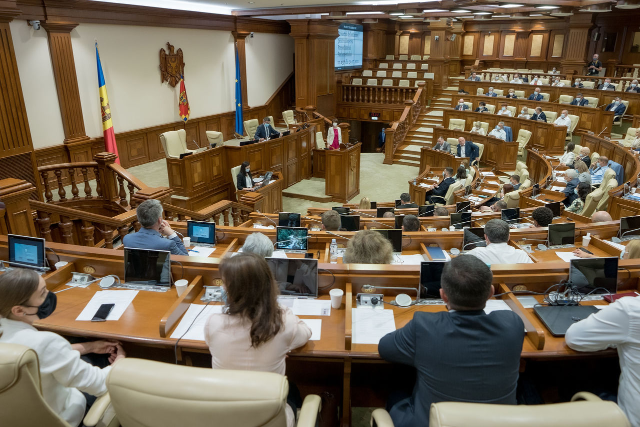 Парламент заслушает руководство НАРЭ по вопросу повышения цен на топливо.
