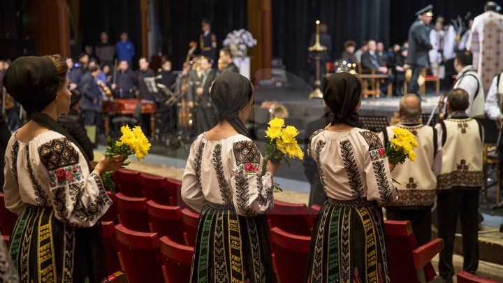 Conducătorul ansamblului de dansuri populare Joc, Vladimir Curbet a fost petrecut pe ultimul drum. Foto: publika.md
