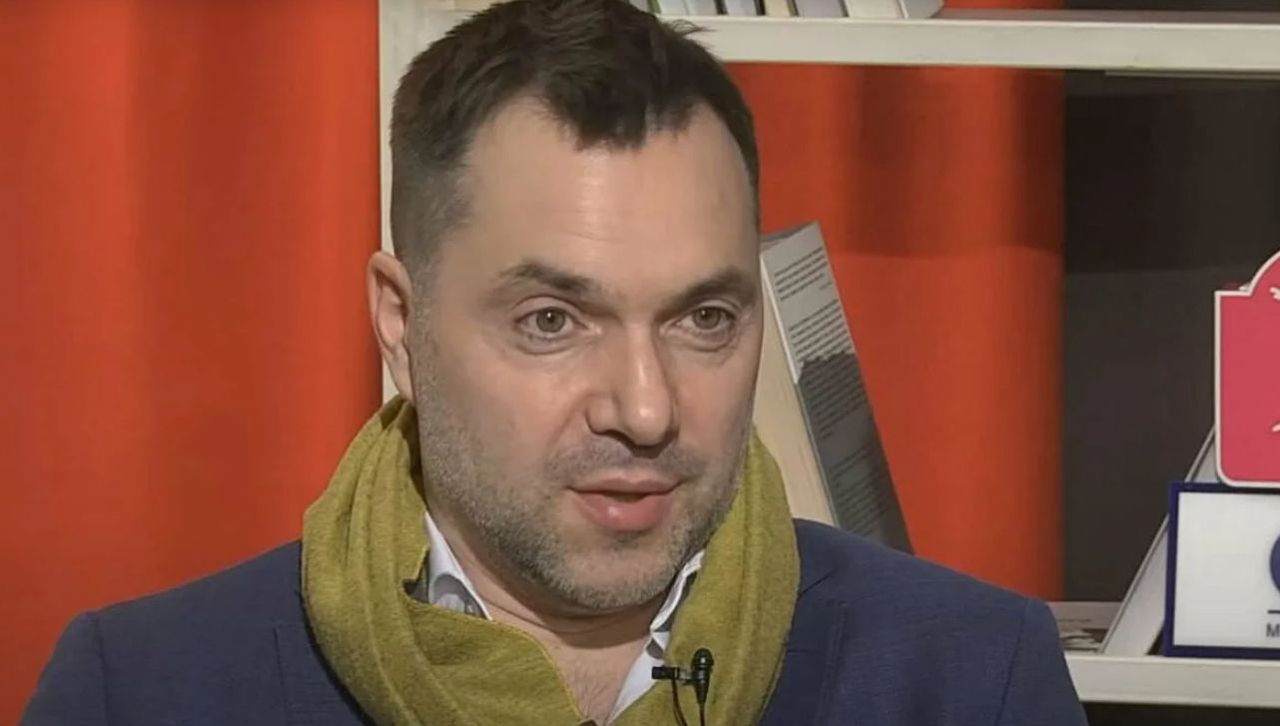Арестович: У нас затяжной конфликт, война еще полгода не закончится.