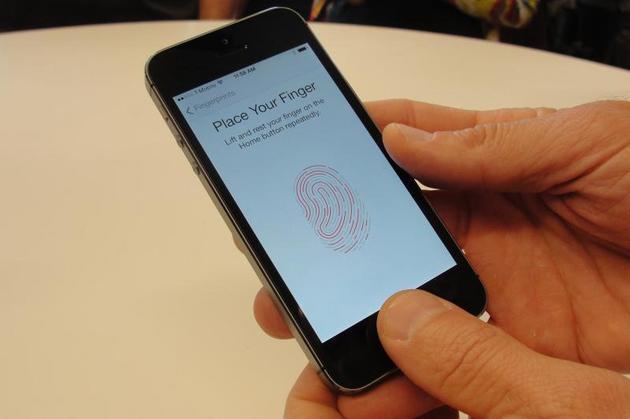 Apple ar putea face o bază de date pe care să o pună la dispoziţia guvernului SUA.