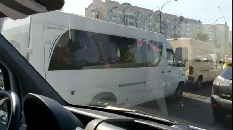 Две маршрутки и автомобиль столкнулись сегодня утром, 22 августа, у Цирка. Фото: protv.md.