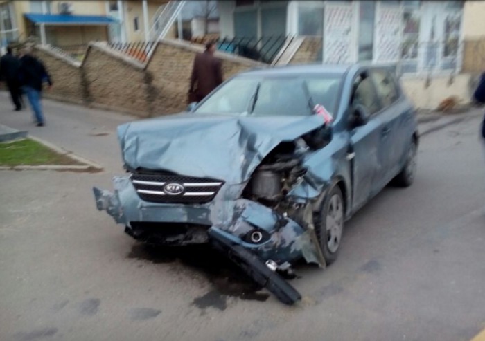 Două mașini s-au ciocnit pe strada Vasile Alecsandri. Foto: martor ocular / publika.md