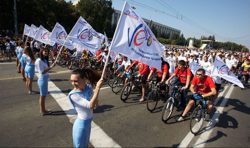 După decernarea premiilor, va fi organizat un concert cu participarea trupelor „Cuibul” şi „Zdob şi Zdub”.